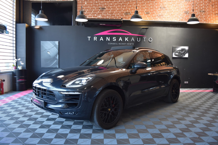 PORSCHE MACAN